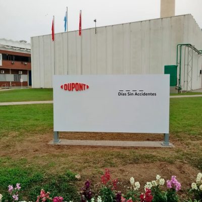 Dupont - Cartel Corpóreo combinado con rótulo